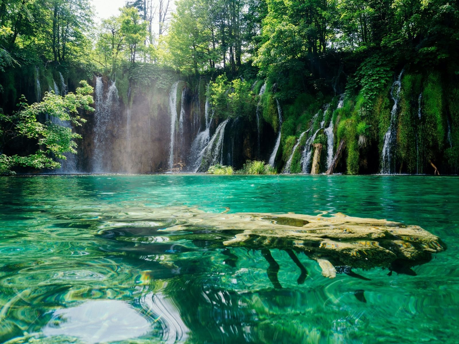 Wasserfälle stürzen in die türkisfarbenen Plitvicer Seen