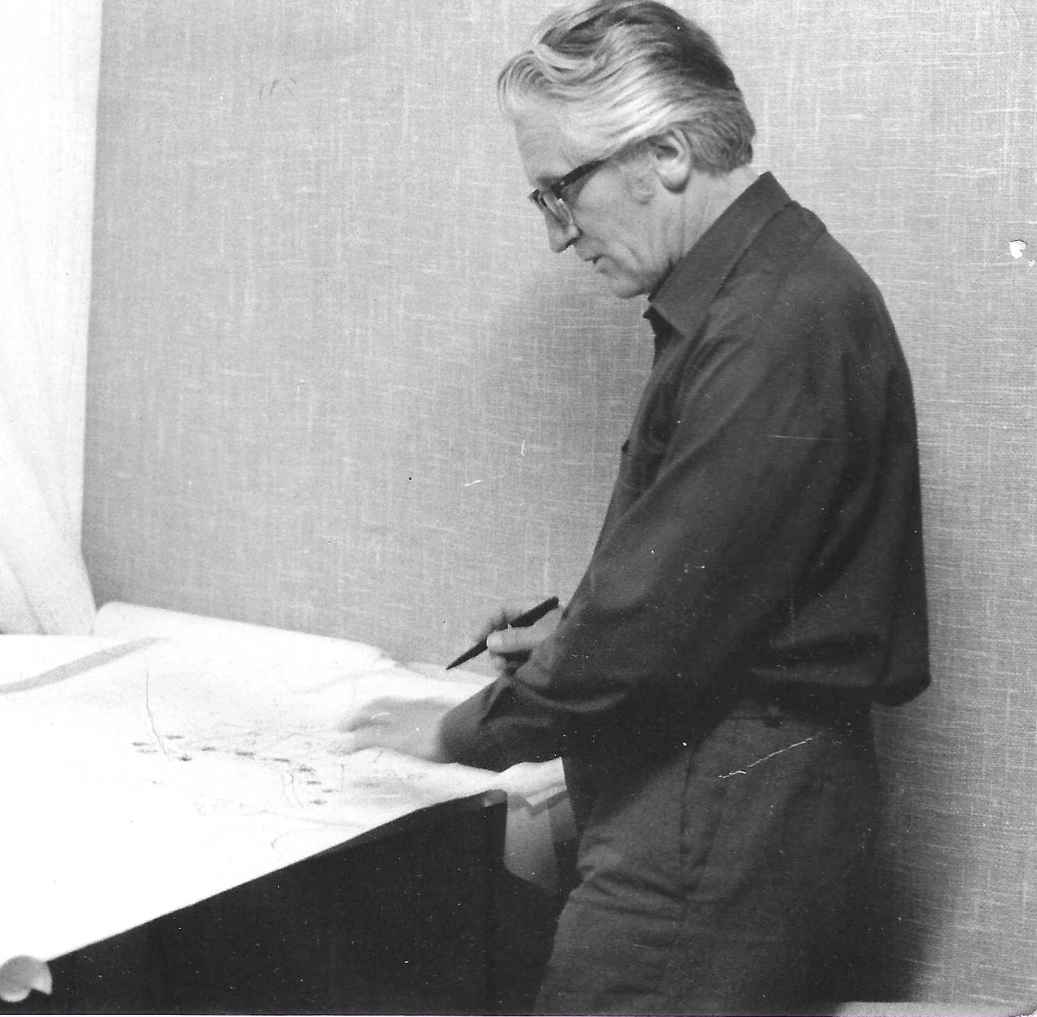 Josip Movčan beim Zeichnen von Plänen am Zeichentisch