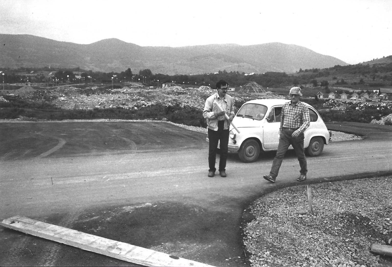 Josip Movčan mit Plänen in der Hand auf einer Baustelle an den Plitvicer Seen
