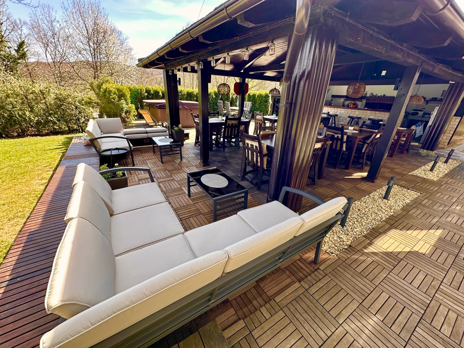 Überdachte Lounge-Terrasse mit Sofas in der Villa Mukinja