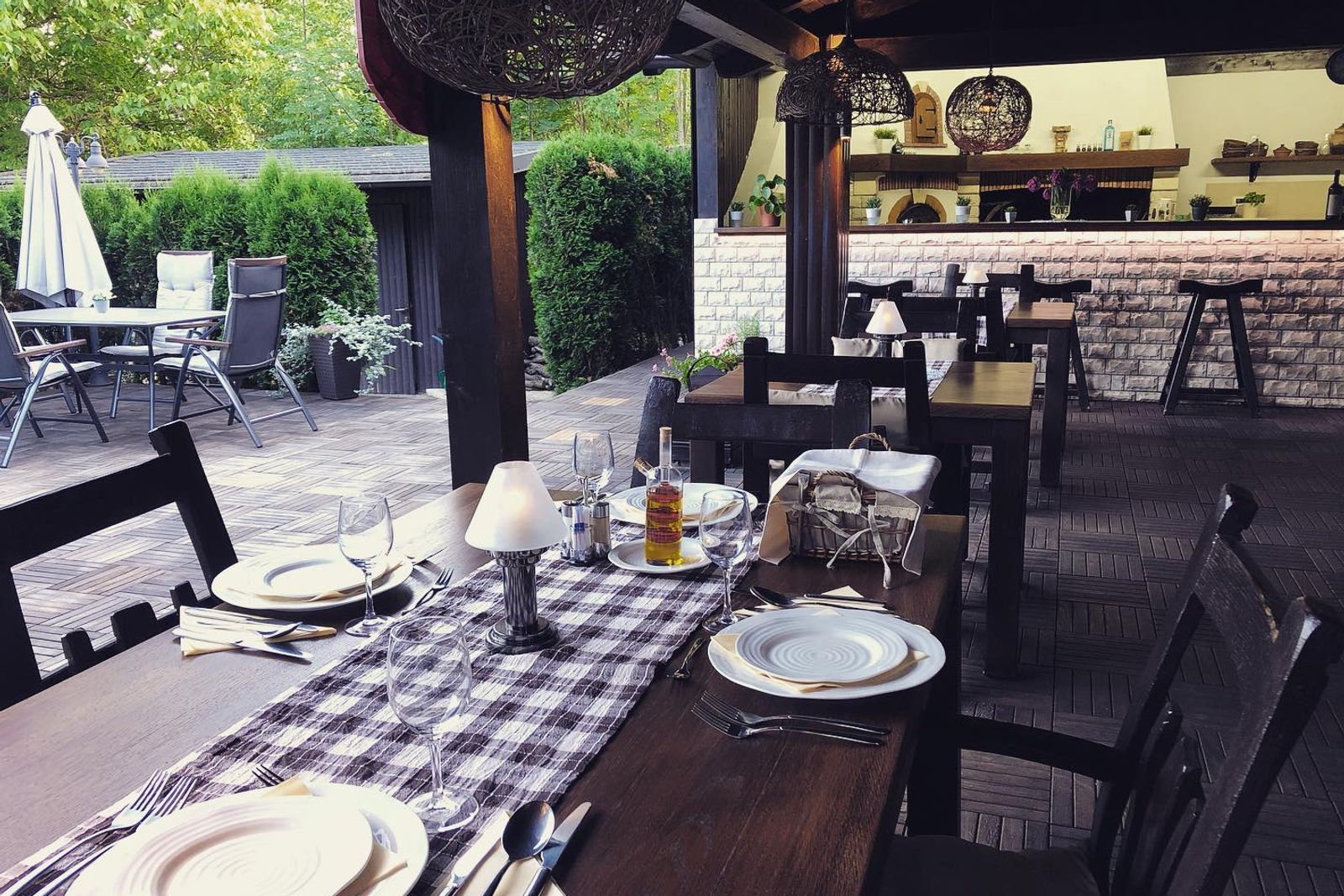 Gartenterrasse, gedeckt zum Frühstück