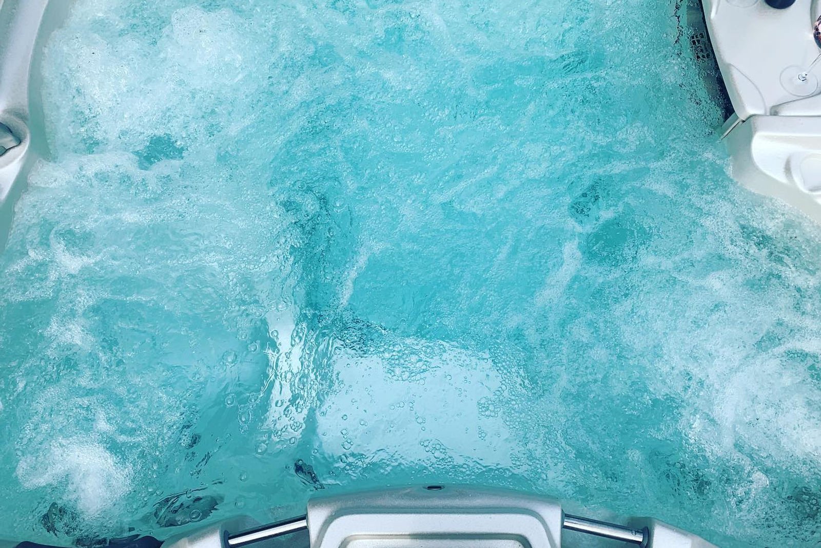 Türkisfarbenes Wasser sprudelt im Außenwhirlpool