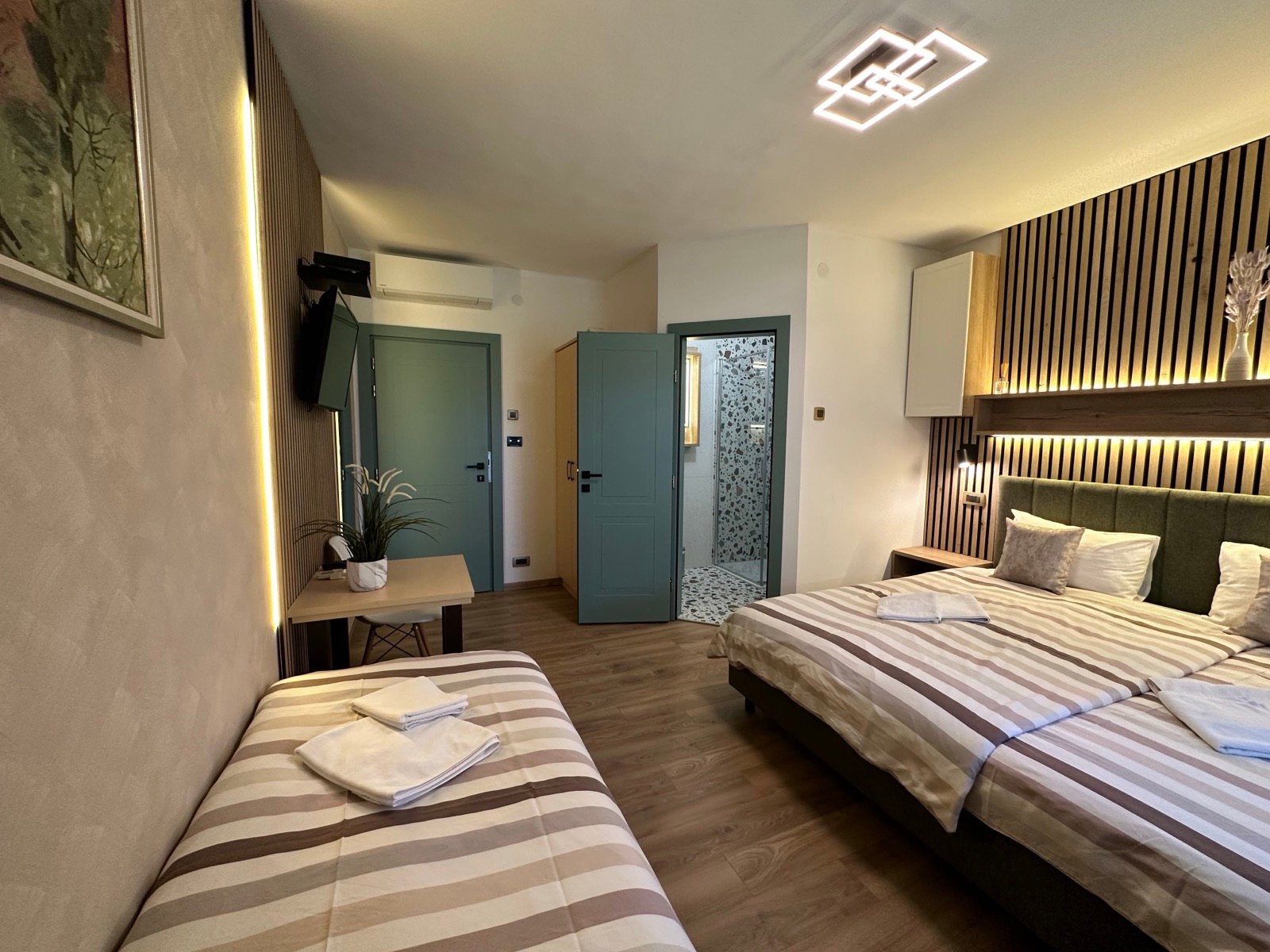Deluxe Dreibettzimmer mit Kingsize- und Einzelbett